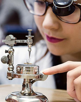 温妮·珍尼丝-重庆劳力士售后维修中心制表师